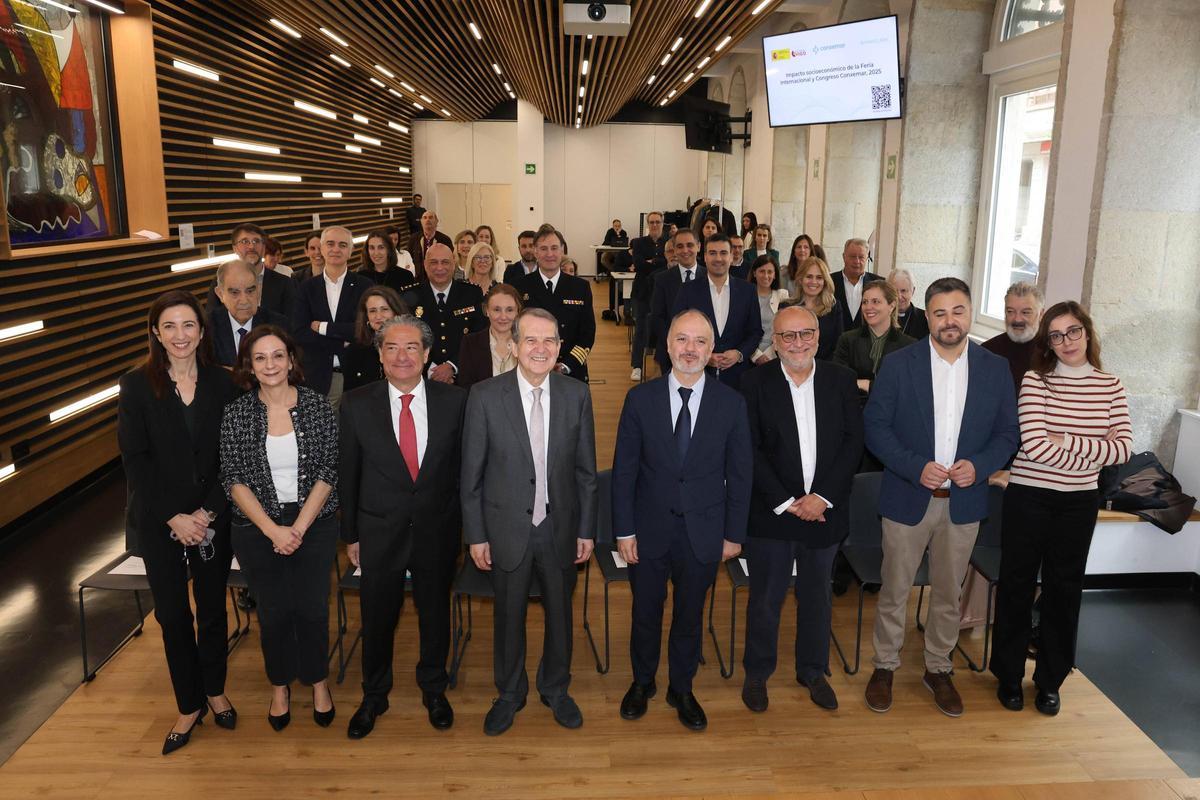 Eloy García, Abel Caballero, David Regades y Carlos Rodríguez, junto al resto de asistentes a la presentación.