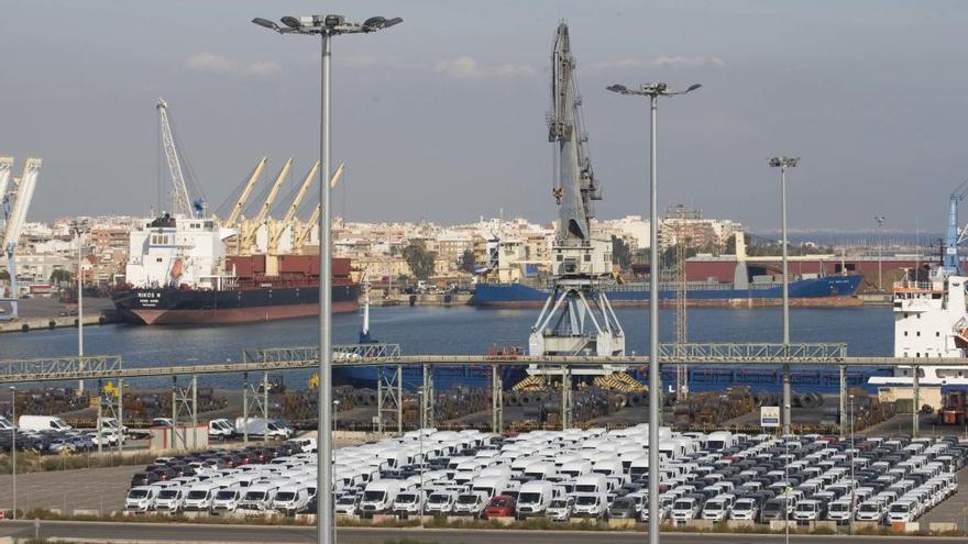 Vehículos en el puerto comercial de Sagunt.