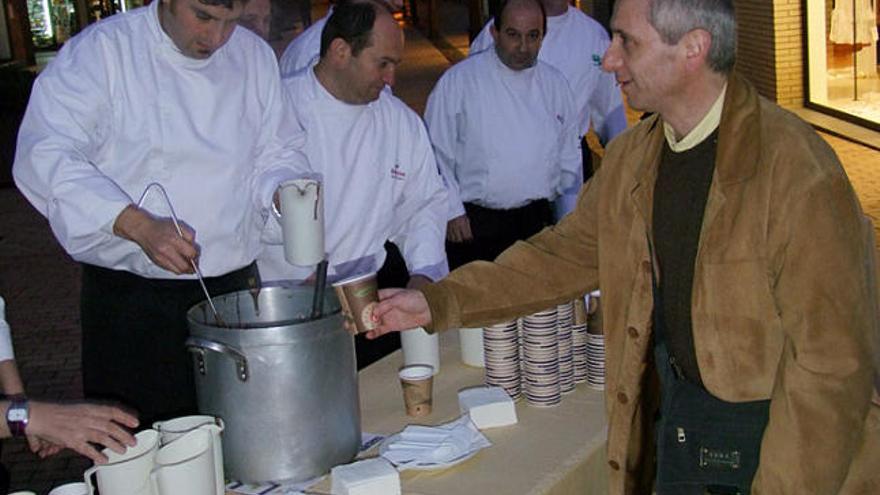 Els restauradors van oferir una xocolatada ahir a la plaça de Catalunya.