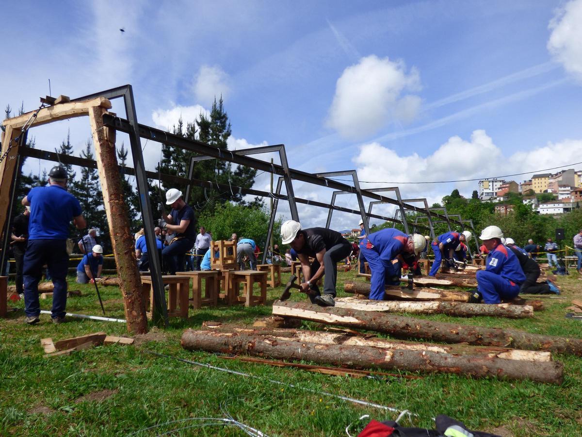 Concurso de entibadores Villa de Tineo en la feria.