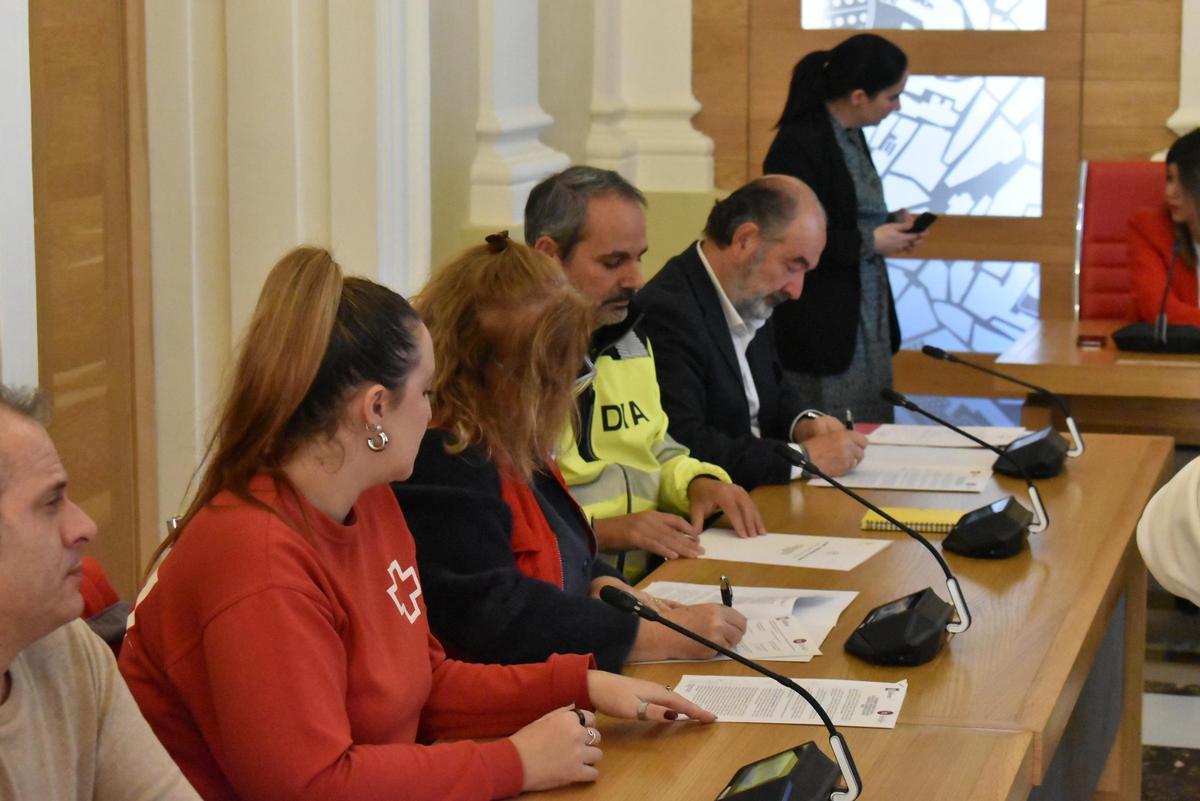 DYA y Cruz Roja firman el protocolo.