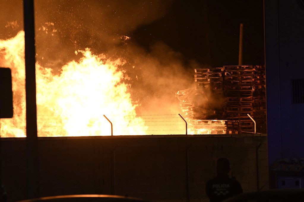 Estas son las imágenes que el aparatoso incendio de Puente Tocinos ha dejado este sábado