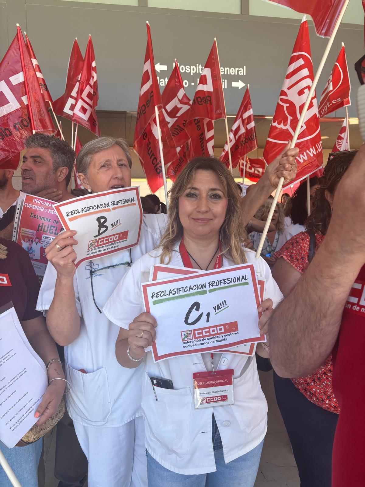 Una de las manifestantes esta mañana en la Arrixaca.