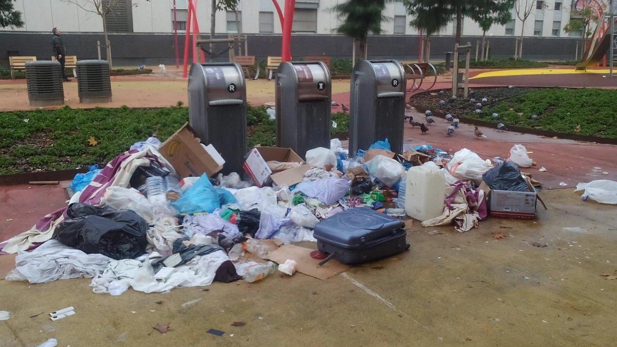 Uno de los puntos de recogida selectiva del Besòs i el Maresme, rodeado de bolsas de basura y porquería