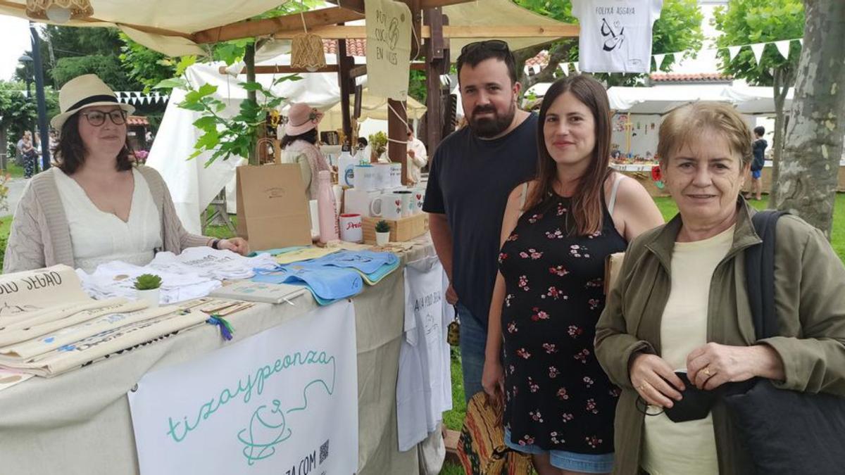 Miembros de la comisión de fiestas: Jovino García, Gema Iglesias, Fran Cayarga, Pedro Martínez, Sofía Díaz, Josefina Candi y Susana Pulido, en el bar del mercado. | S. Arias