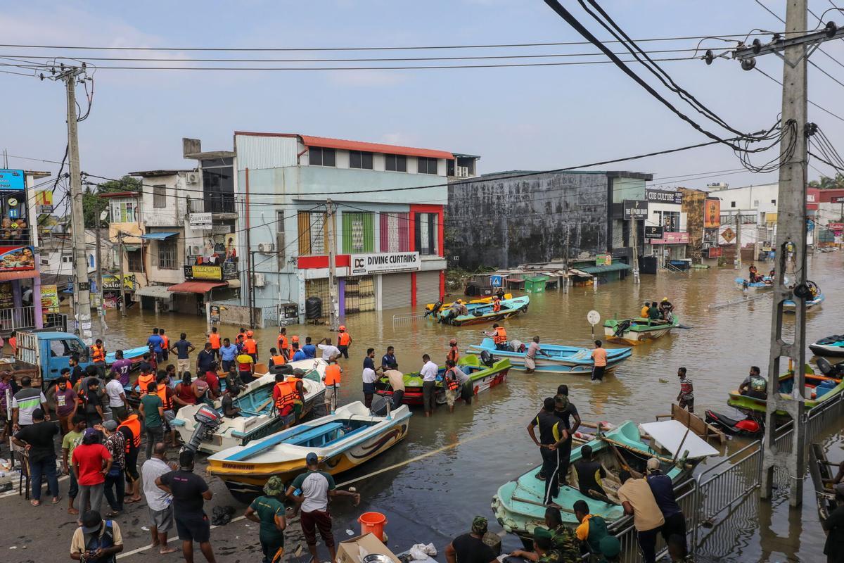 COLOMBO (Sri Lanka), 01/12/2025.- Rescue personnel evacuate residents by boat from a flood-affected area after heavy rainfall in a suburb of Colombo, Sri Lanka, 01 December 2025. Many parts of the island have been inundated due to heavy rains. According to the Sri Lanka Disaster Management Center, more than 330 people have been killed, and 370 are missing around the country. EFE/EPA/CHAMILA KARUNARATHNE