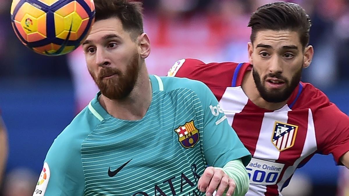 Messi pugna con Carrasco en un partido con el Atlético de la pasada temporada