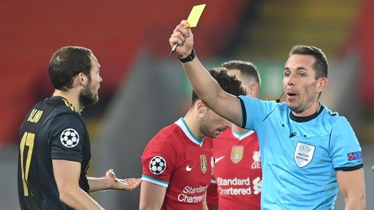 El árbitro alemán Tobias Stieler durante el partido de fútbol del grupo D de la Liga de Campeones de la UEFA entre Liverpool FC y Ajax Amsterdam en Liverpool