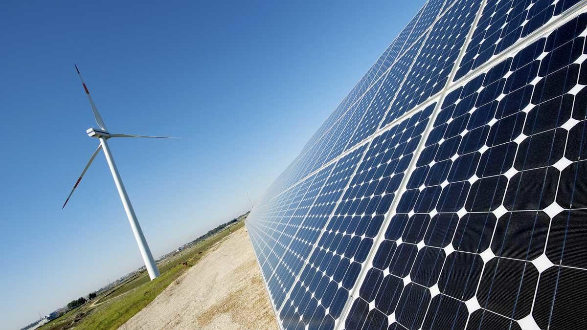 Placas solares y un molino de energía eólica