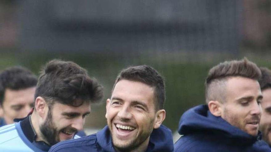 Rocha, en primer término, ayer, durante el entrenamiento del Oviedo en el Estadio Universitario.