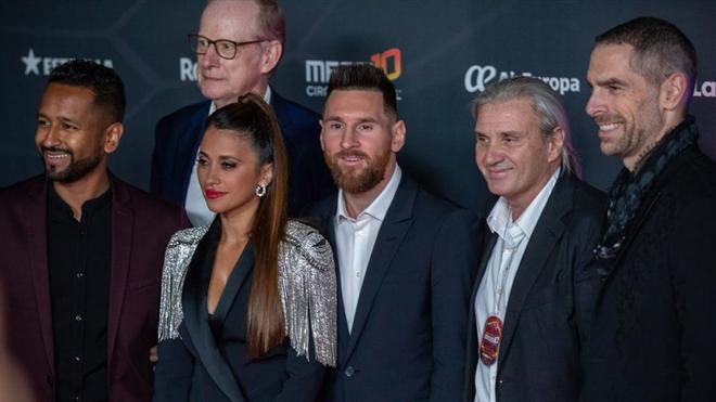 Las imágenes de la alfombra roja de Messi 10 - Messi y Antonela, con los creadores del show