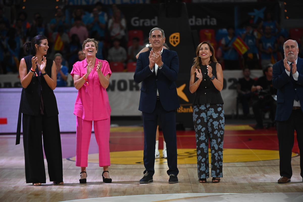 Arcega, junto al resto de personalidades que le acompañaron en su homenaje.
