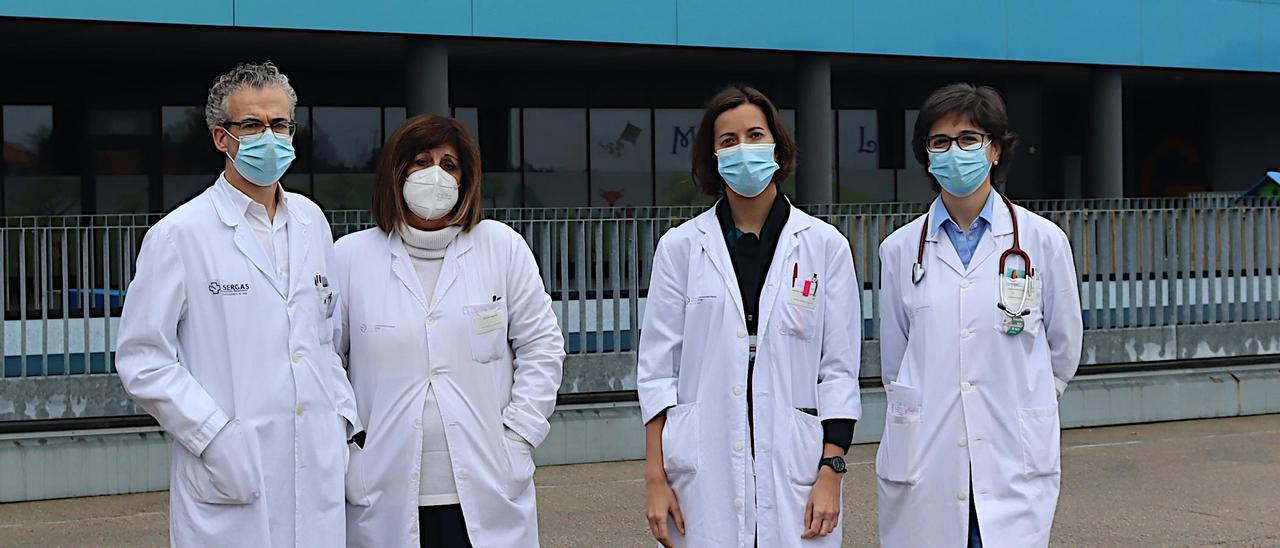 Alberto Fernández, jefe de neumología, Dolores Vila, responsable de la UCI, Maite Maza, jefa de Urgencias, y María Teresa Pérez, coordinadora de la planta COVID, ayer en el exterior del hospital vigués.