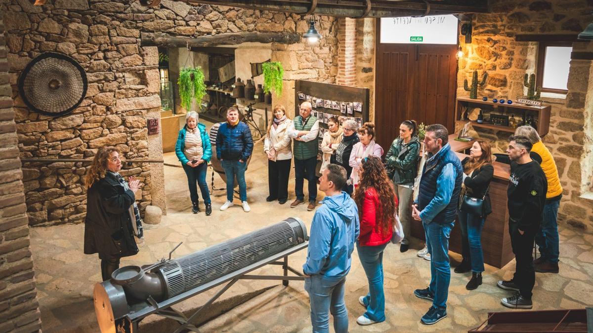 Isabel Ramos durante una visita guada al Museo del Aceite de Fermoselle
