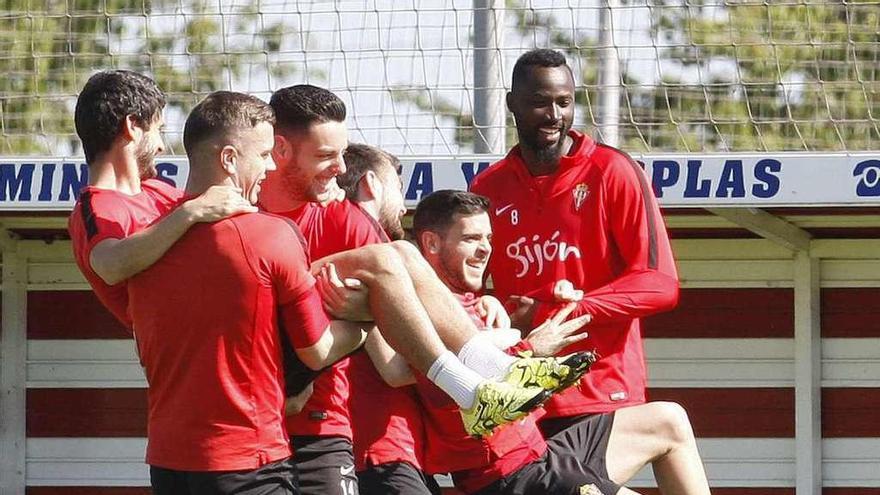 Un grupo de futbolistas del Sporting, durante el entrenamiento de ayer.