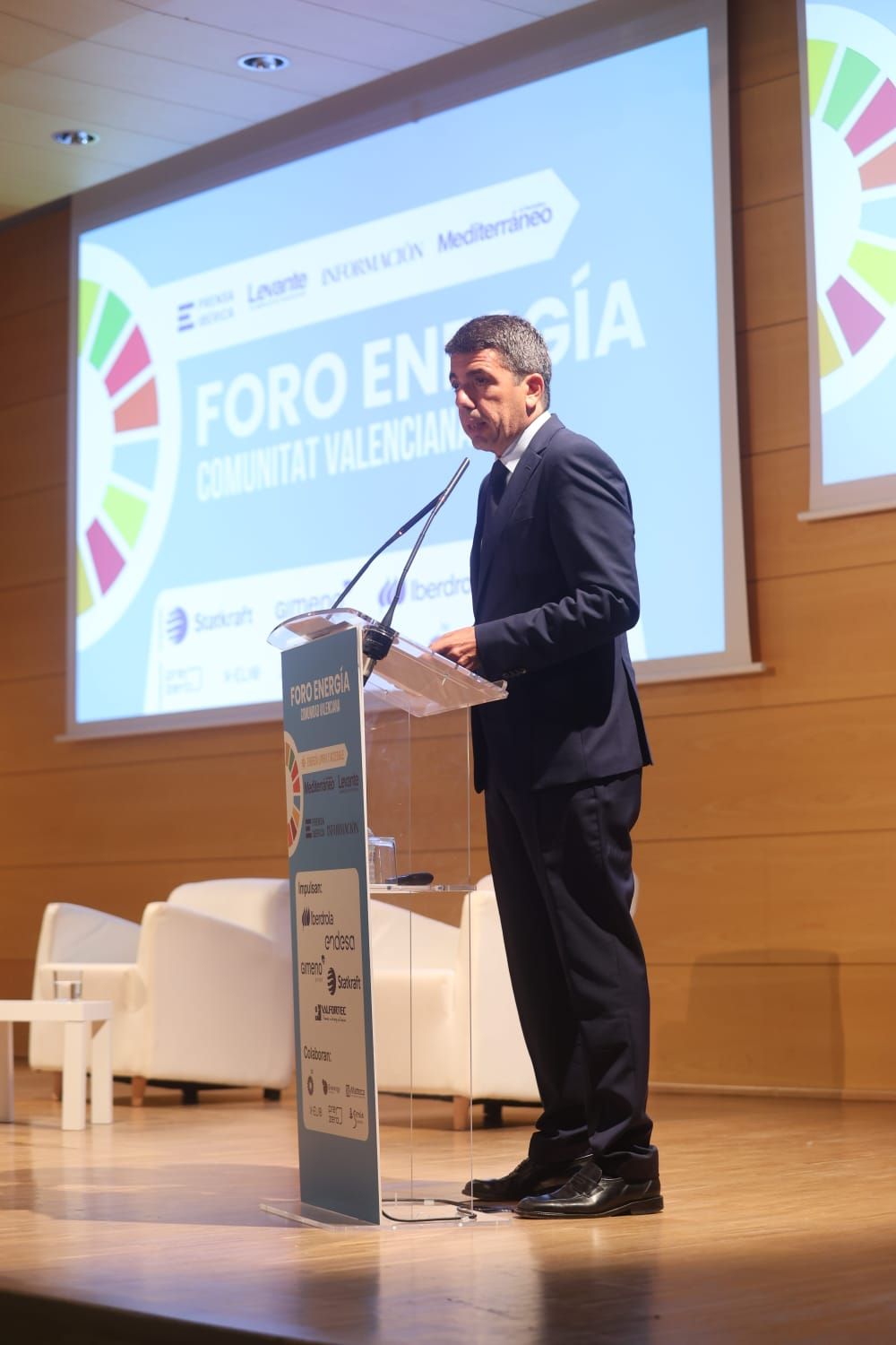 Llegada de los asistentes a la segunda edición del Foro de Energía en la Comunitat Valenciana