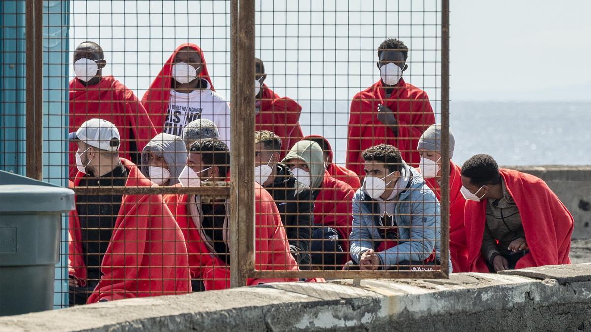 Migrantes en el antiguo Muelle Comercial de Arrecife tras ser rescatados por Salvamento Marítimo de otra patera esta misma semana.