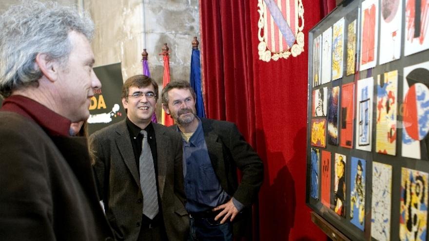 El presidente del Gobierno balear, Francesc Antich, junto a los artistas plásticos Luís Maraver y Pep Costa durante la presentación hoy de las serigrafías que bajo el título &quot;Art per la vida&quot; donadas por cincuenta y nueve artistas en favor del Proyecto Hombre.