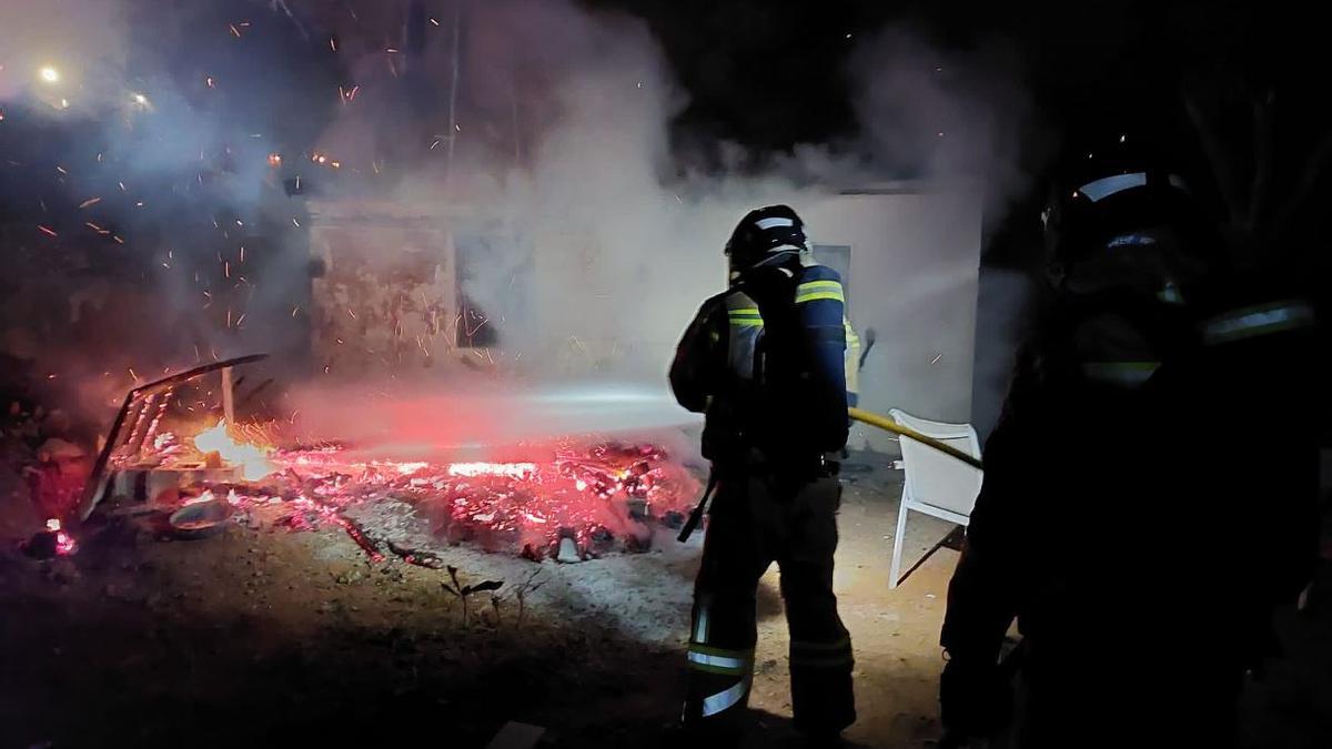 El fuego ha afectado a 35 metros cuadrados de terreno