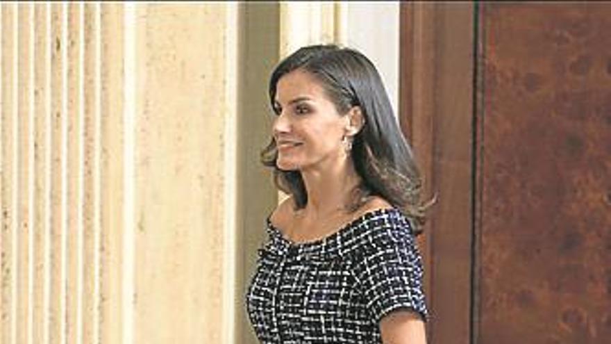 La reina Letizia también va de rebajas