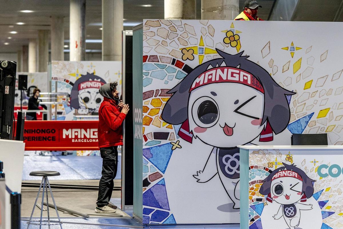 Barcelona 04/12/2025 Preparativos en el salón del manga que se inaugura mañana en la Fira de Gran Via En la foto, Onachan , la mascota del salón Fotografía de Ferran Nadeu