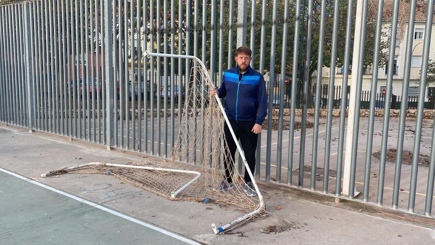 Nicolás Sguiglia, junto a los restos de las porterías de la pista del Parque de San Miguel