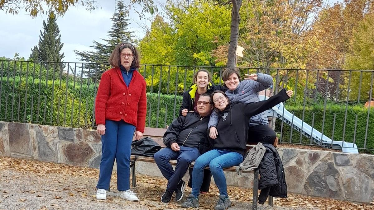 Belén Zarauz, con los residentes del piso de Atadi en Teruel.