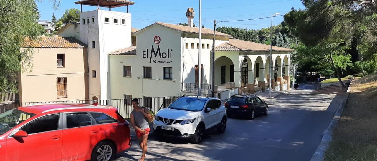 El edificio de El Molí permanece sin actividad hostelera desde finales del 2019, a la espera de darle posibles usos.