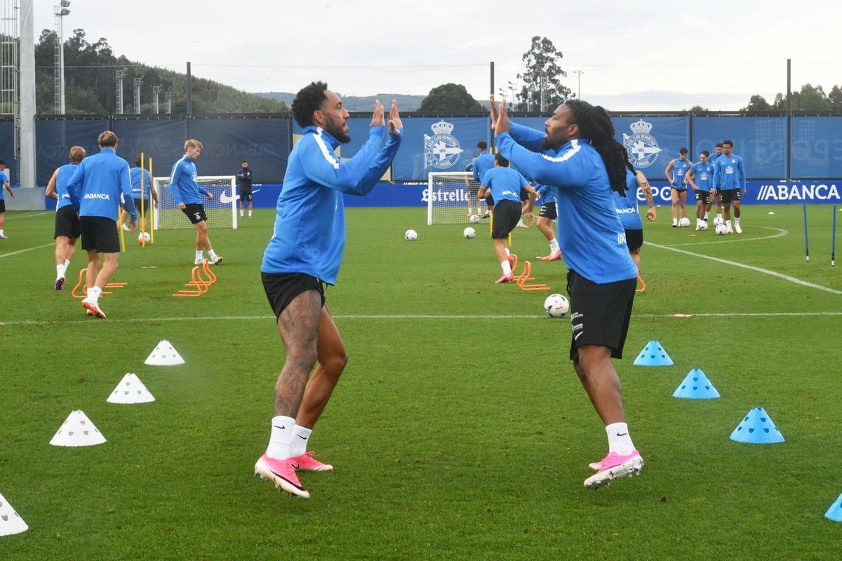 Ya vestido con la ropa de entrenamiento blanquiazul, Adama Traoré trabaja junto a sus compañeros. Ya vestido con la ropa de entrenamiento blanquiazul, Adama Traoré trabaja junto a sus compañeros.