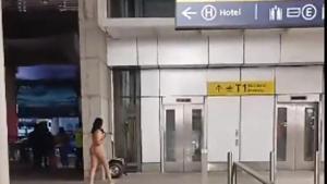 Una mujer desnuda ataca a los pasajeros en el aeropuerto de Santiago de Chile.