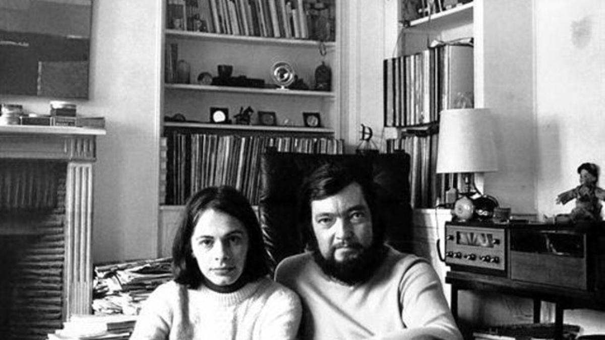 Cristina Peri Rossi y Cortázar en su piso de la rue L' Éperon de París, en 1973.