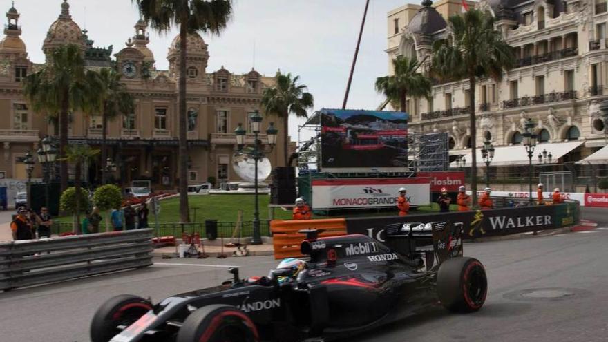 Fernando Alonso, rodando ayer en las calles de Montecarlo durante la sesión de clasificación.