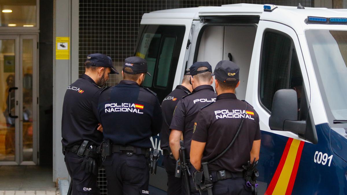 Llegan al juzgado los detenidos en la operación antidroga.