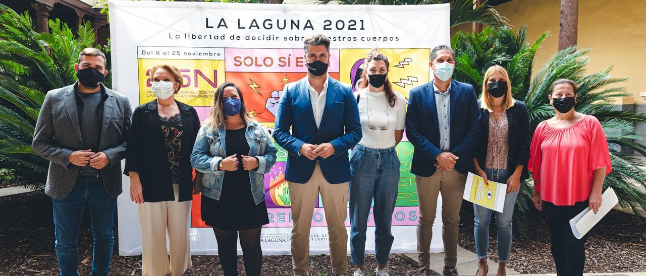 El alcalde y concejales laguneros posan tras la rueda de prensa.