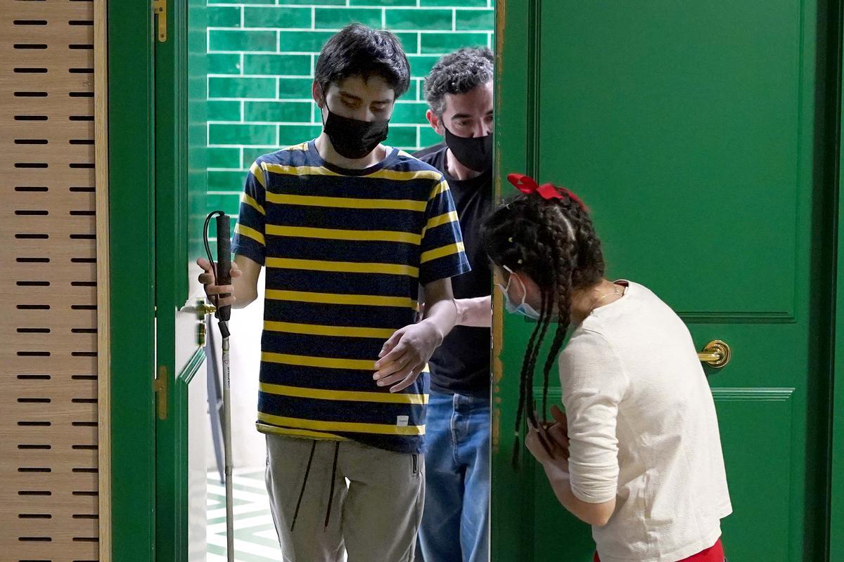 Jordi entra en la sala 'Duquesa' en una de las escenas.