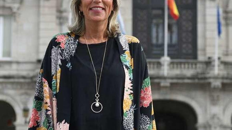 Rosa Gallego, con la fachada del Palacio de María Pita a su espalda.