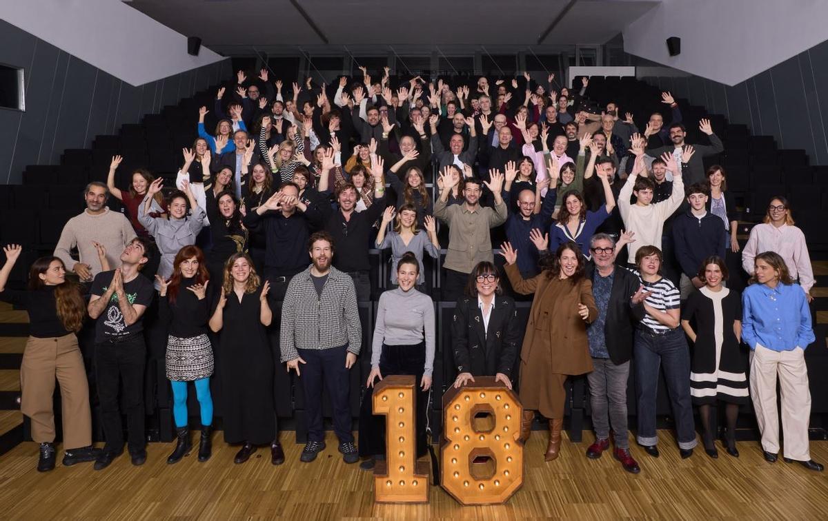 La tradicional foto de nominados a los Gaudí, esta mañana en el Disseny Hub Barcelona (DHub).