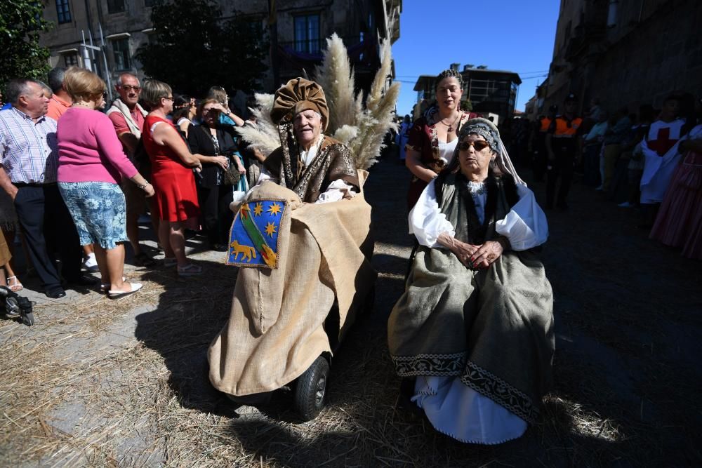 Miles de asistentes consolidan la Feira Franca como una de las fiestas históricas más destacadas de Galicia