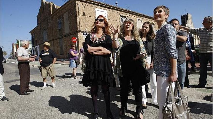 Carmen Alborch, Maribel Doménech y Anunciación Romero ante la Lonja de Pescadores del Cabanyal.