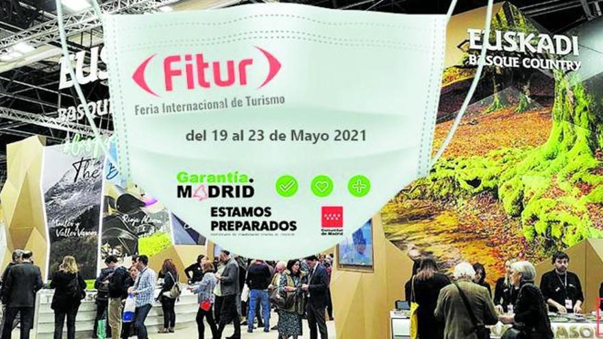 Arriba, publicidad en un pabellón de Ifema sobre la seguridad de la feria. Al lado, sanitarios realizan pruebas en las instalaciones de Madrid. Sobre estas líneas, dos viajeros muestran sus certificados a personal de Aena en Canarias.