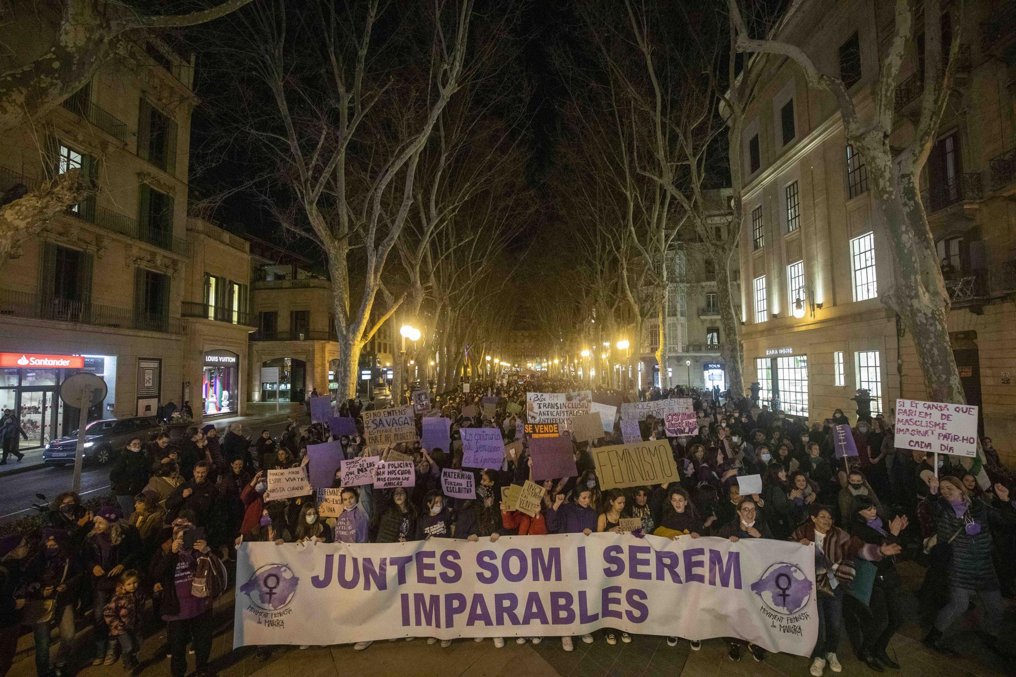 Todas las imágenes de la multitudinaria manifestación feminista del 8-M en Palma