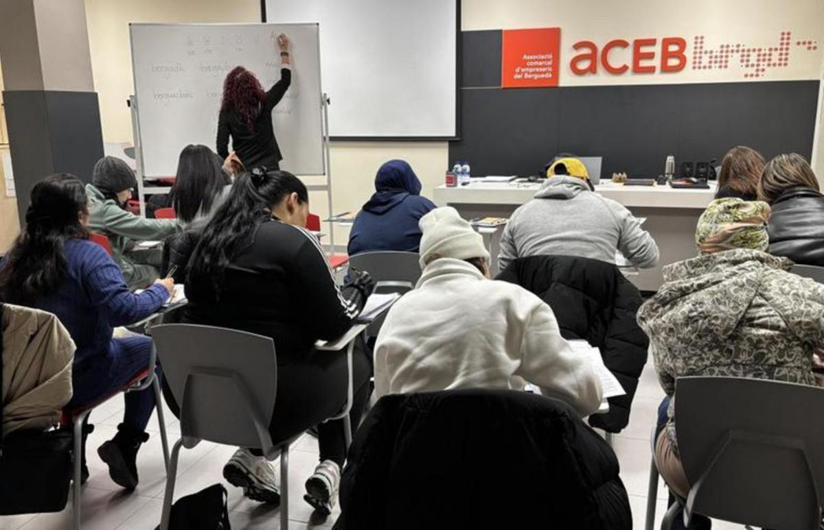 Òmnium estudia fórmules per cobrir la demanda de cursos
