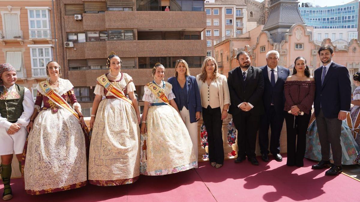 La alcaldesa junto a la concejala en la recepción de las falleras.