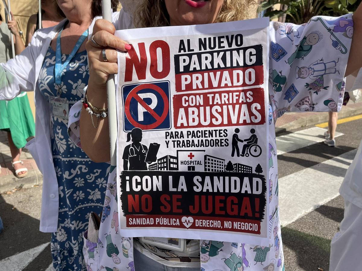 Concentración frente al Hospital Civil contra los nuevos precios del aparcamiento provisional.