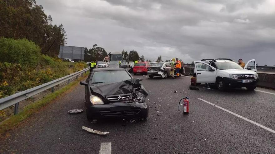 Un accidente múltiple entre catorce vehículos deja a seis personas heridas en Rianxo