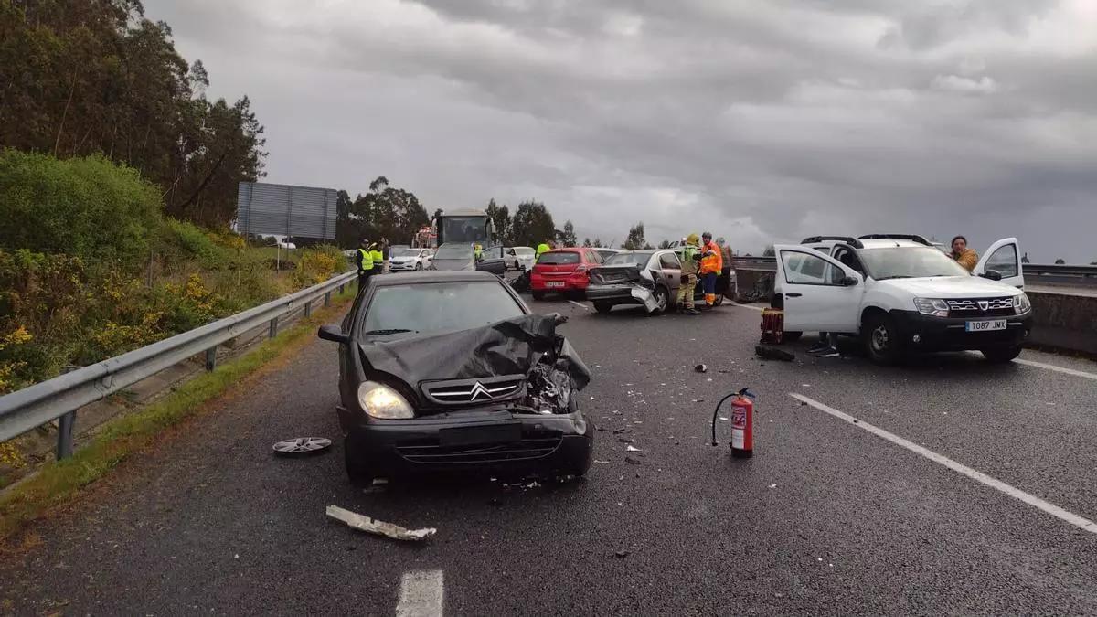 Imagen de algunos de los vehículos implicados en el accidente múltiple.