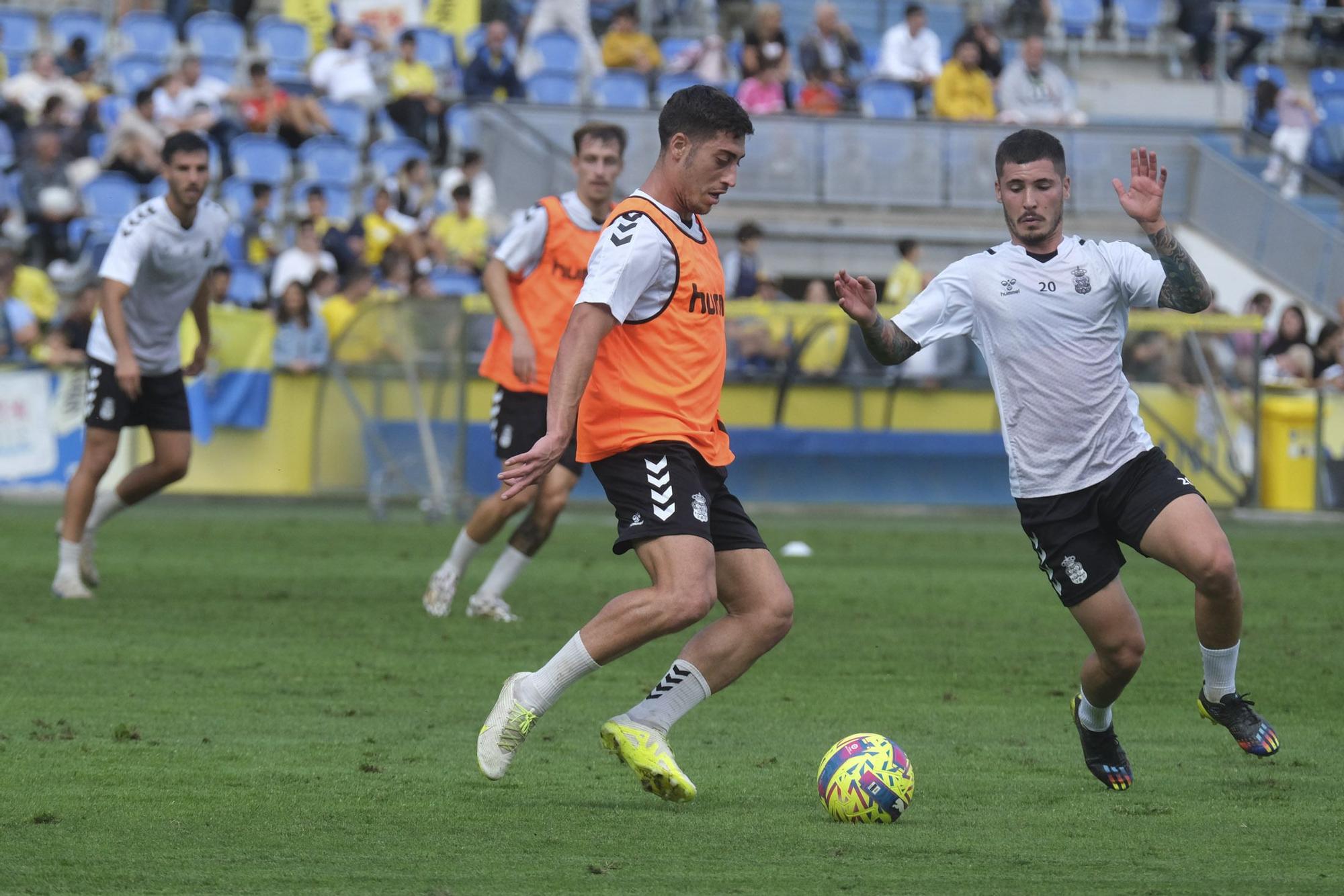 La UD Las Palmas entrena a puerta abierta