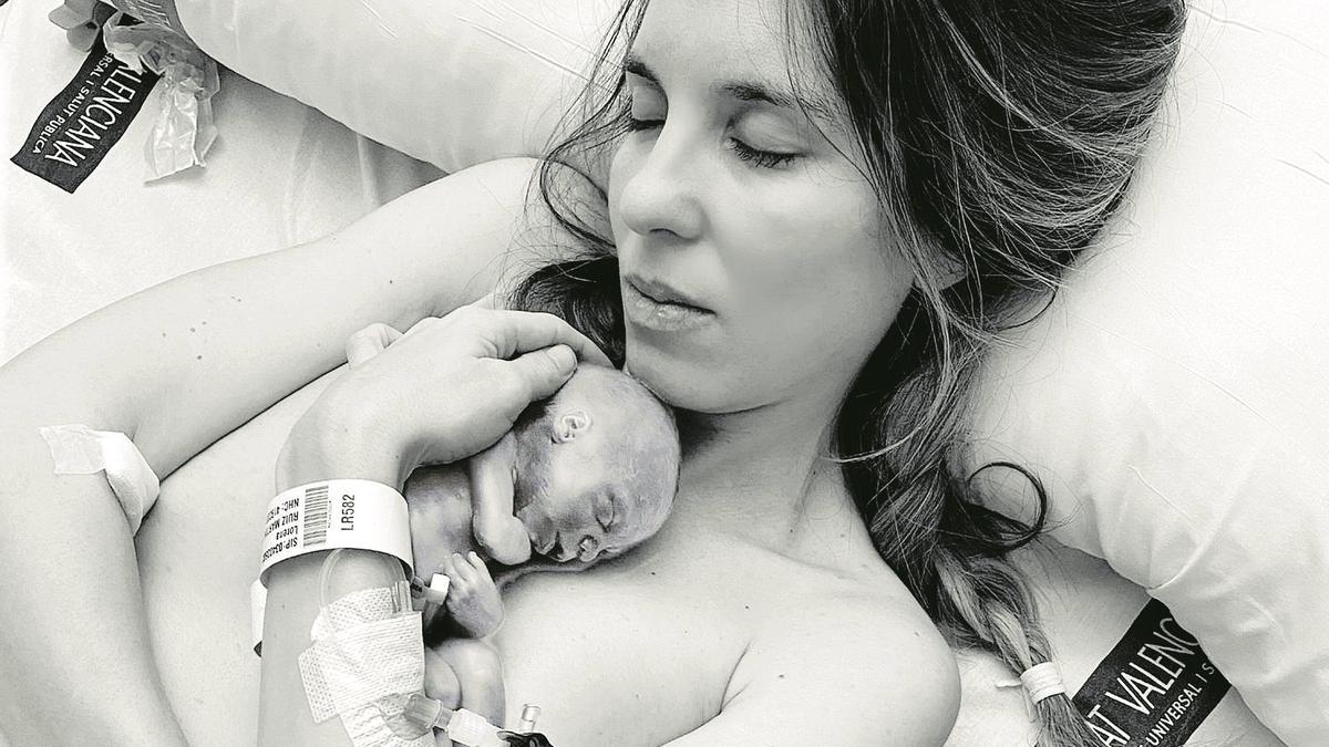 Lorena Ruiz, en una fotografía con su bebé  que murió nada más nacer, realizada por su marido y difundida  por ella misma para concienciar sobre esta  realidad silenciada.