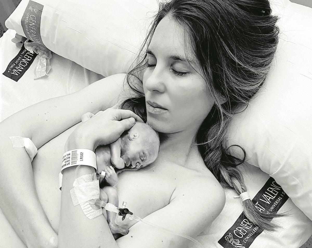 Lorena Ruiz, en una fotografía con su bebé  que murió nada más nacer, realizada por su marido y difundida  por ella misma para concienciar sobre esta  realidad silenciada.