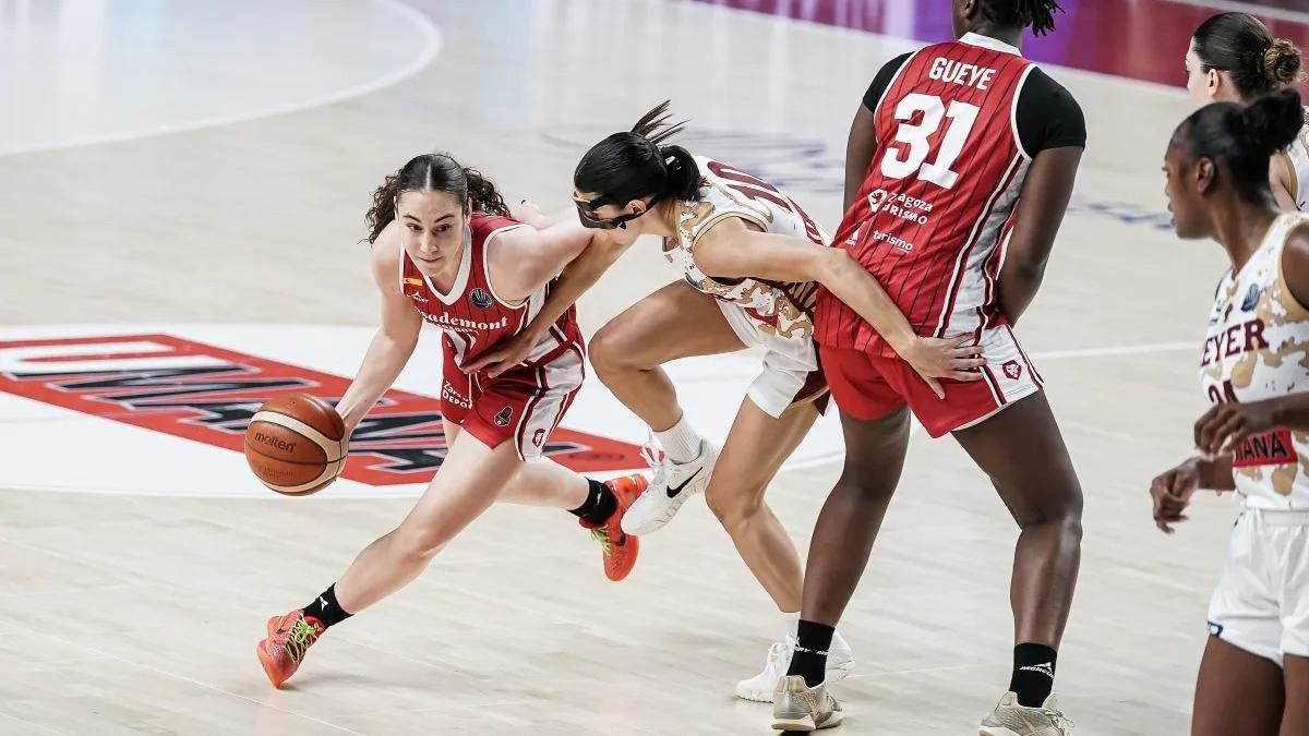 Leite trata de superar a su defensora en el duelo en Italia